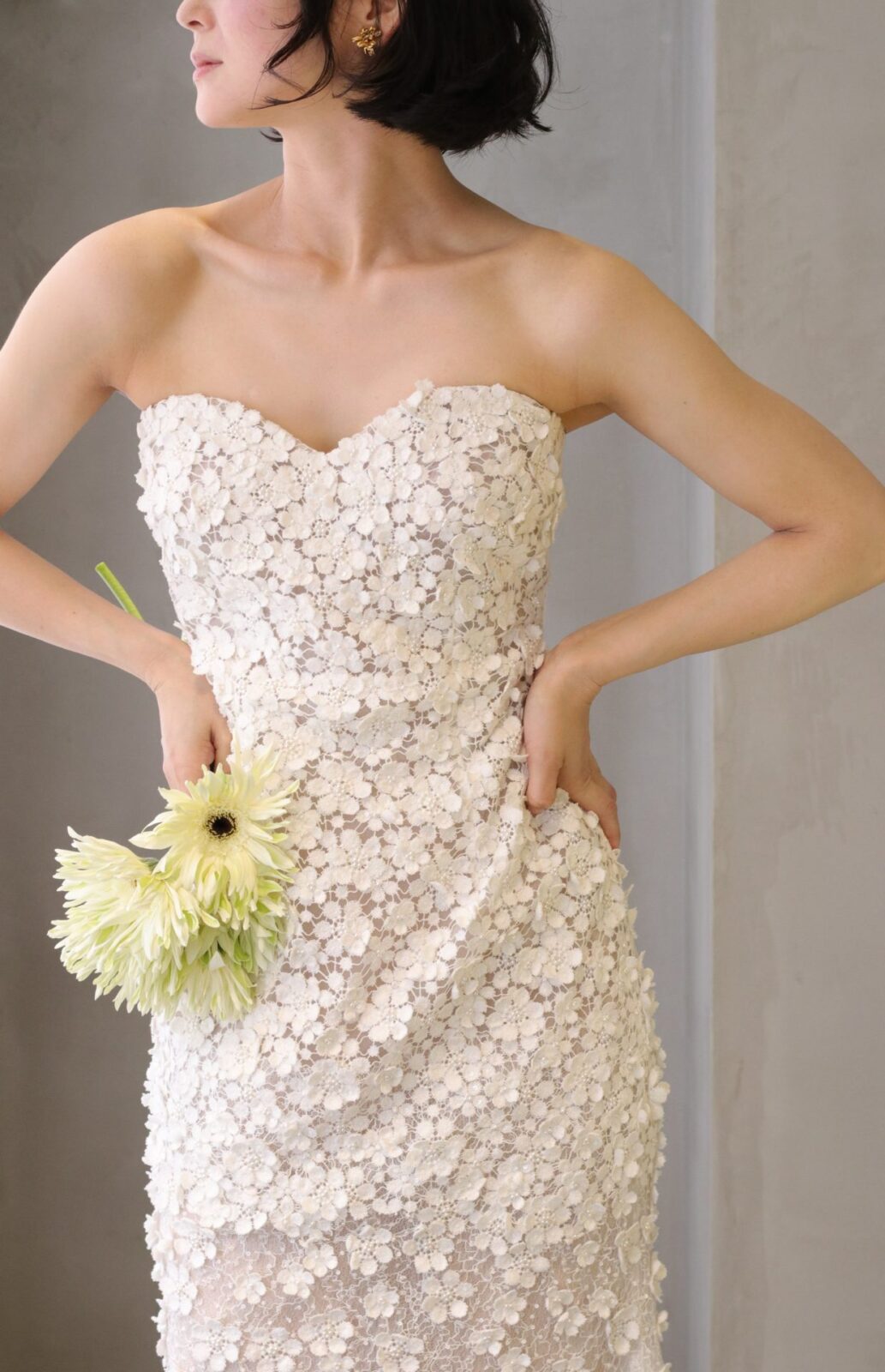 世界中の女性から絶大な支持を誇るアメリカンクラシックブランド、オスカーデラレンタより繊細に編まれたフラワーモチーフが胸元から裾元にかけて施された芸術的な美しさを放ウェディングドレスが届きました