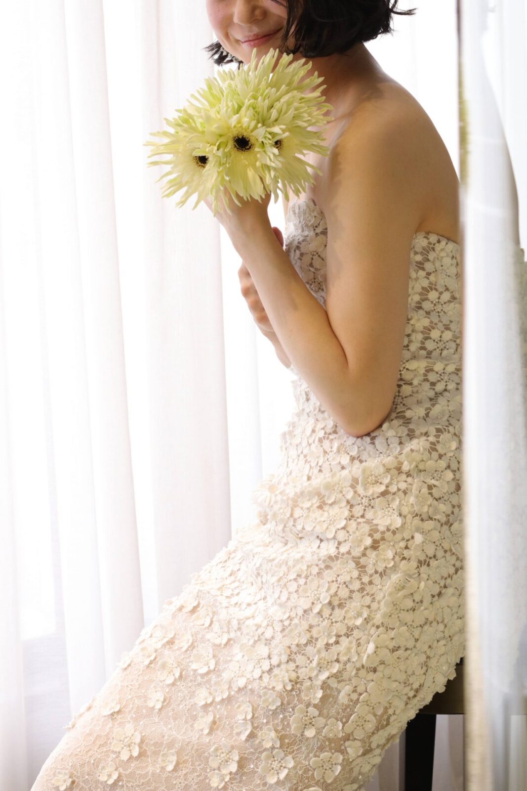 アディション店よりご紹介するOscar de la Rentaのウェディングドレスは、360度どこから見ても美しいシルエットを叶え、立体的なフラワーモチーフはお写真にも映える為、前撮りなどの撮影にもおすすめのウェディングドレスです