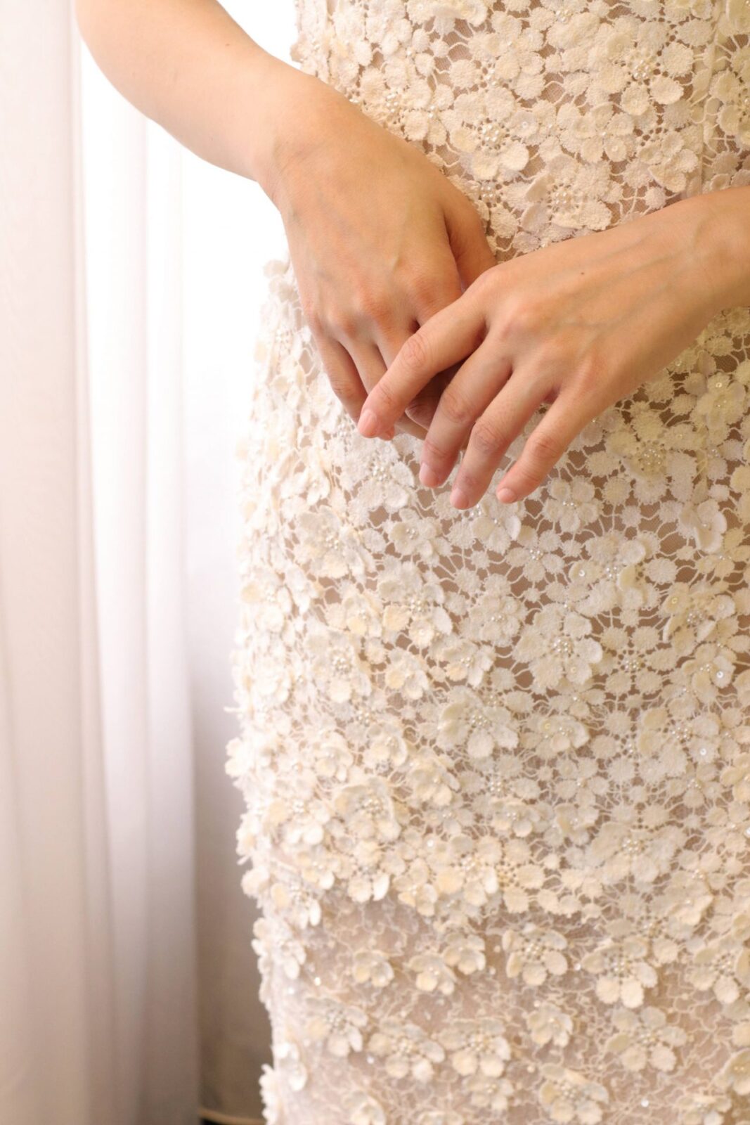 日本の花嫁に人気のオスカーデラレンタのフラワーモチーフが施されたウェディングドレスは、一つひとつの立体的に縫い付けられたお花のモチーフが女性らしい可愛らしさと柔らかさを演出します