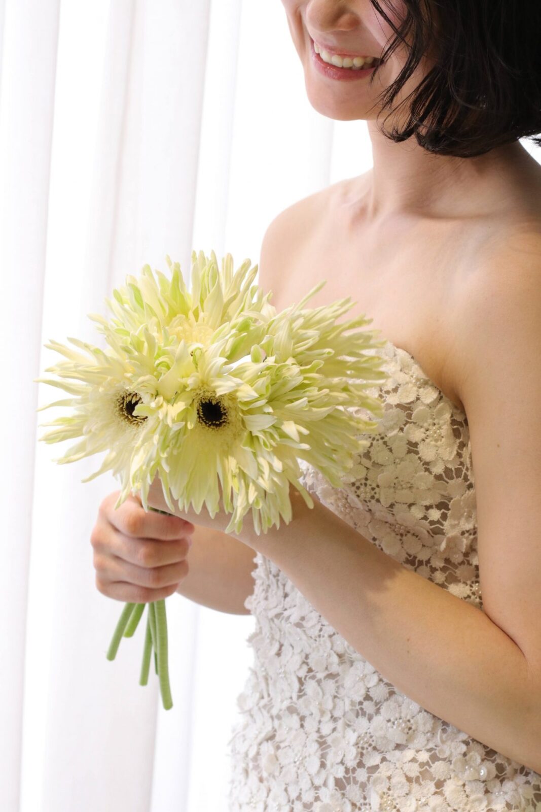 大切な結婚式には、思わず笑顔が溢れるようなお気に入りのウェディングドレスにご自身らしいブーケを組み合わせ、パーソナルスタイルを引き立てるコーディネートをザトリートドレッシングではお勧めいたします