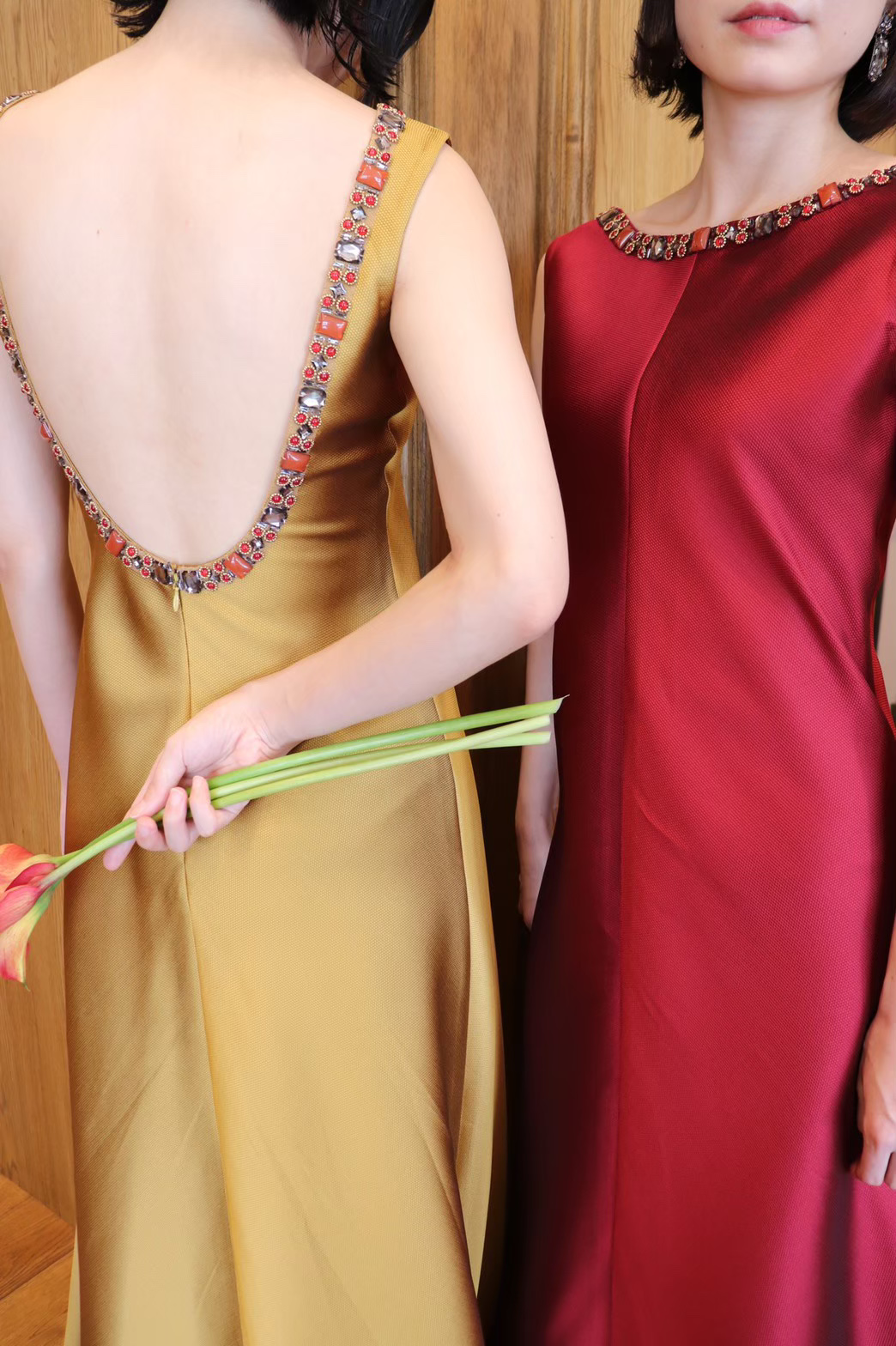 秋の結婚式やナイトパーティーにぴったりのサテン地が上品なボルドーとゴールドのカラードレス