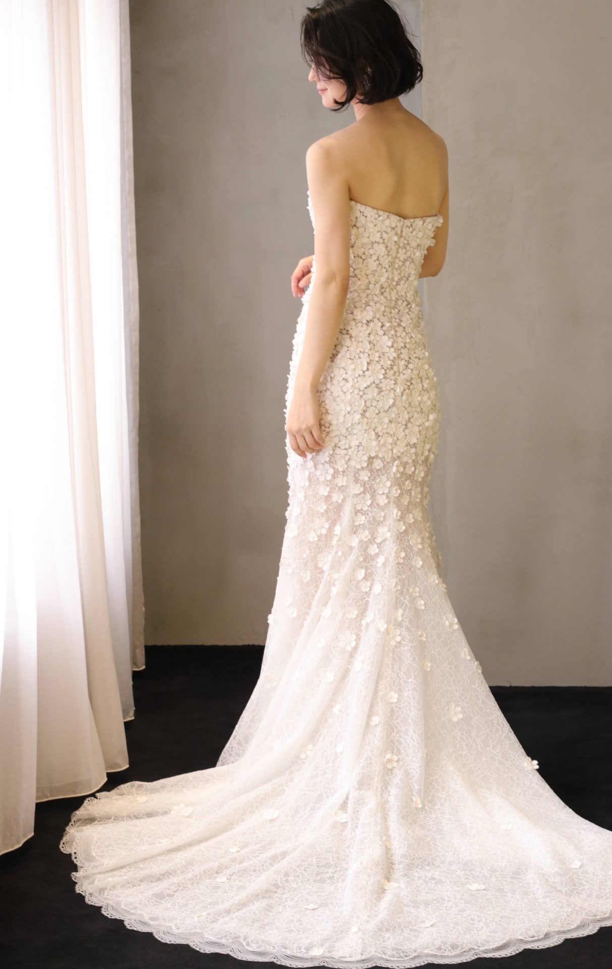 オスカーデラレンタのマーメイドラインのウェディングドレスは世界に誇る裁縫技術が生み出す美しいシルエットが魅力の一着です