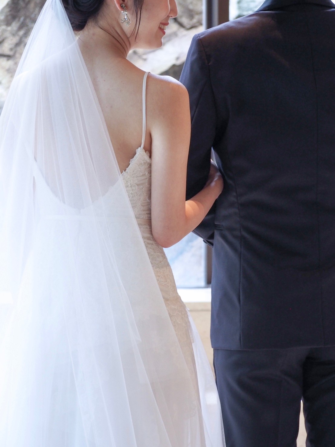 スマートな雰囲気を与えてくれる男性の結婚式のネイビーのタキシード