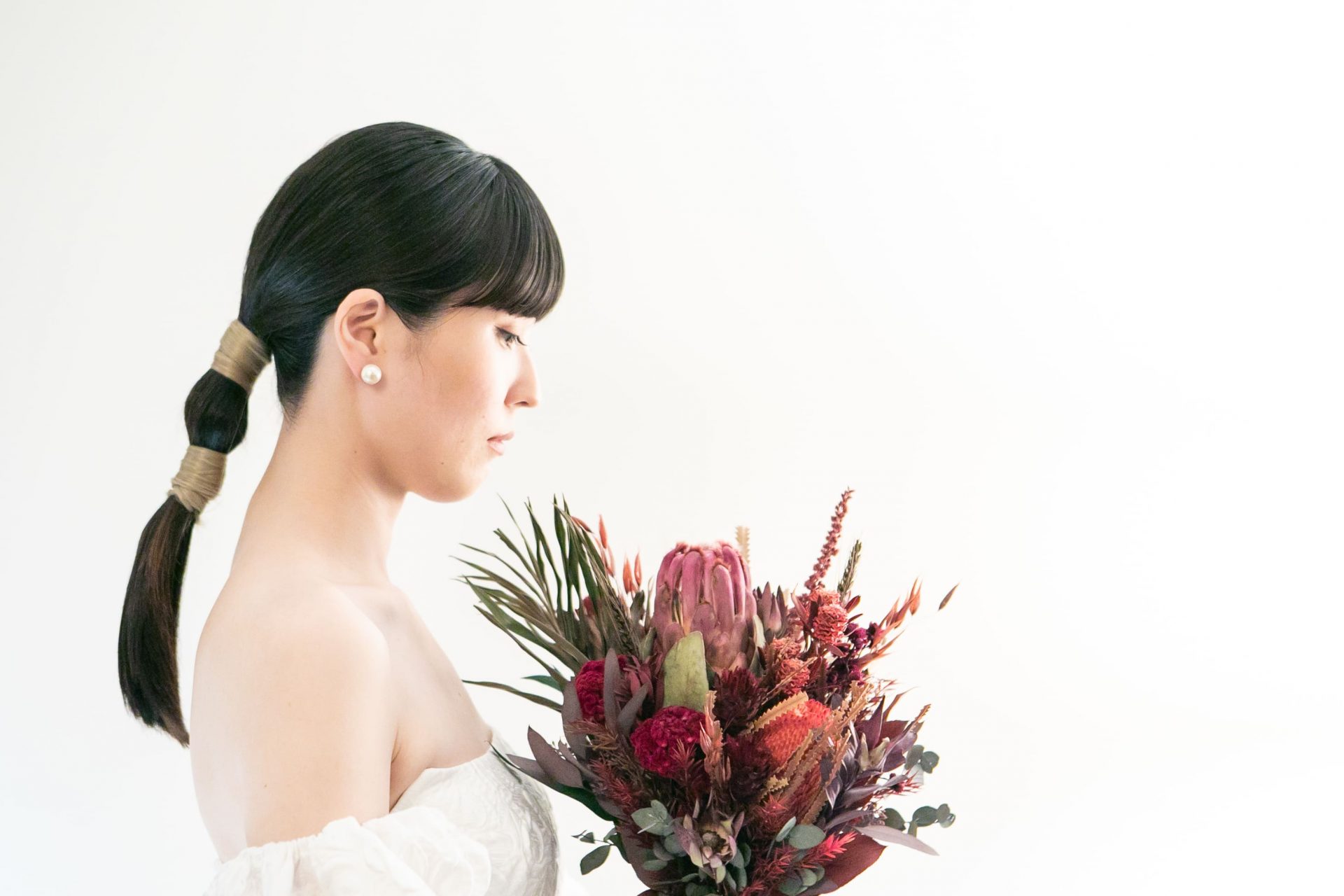 ザトリートドレッシングにて人気のレラローズの2WAYのウェディングドレスの洗練されたコーディネート