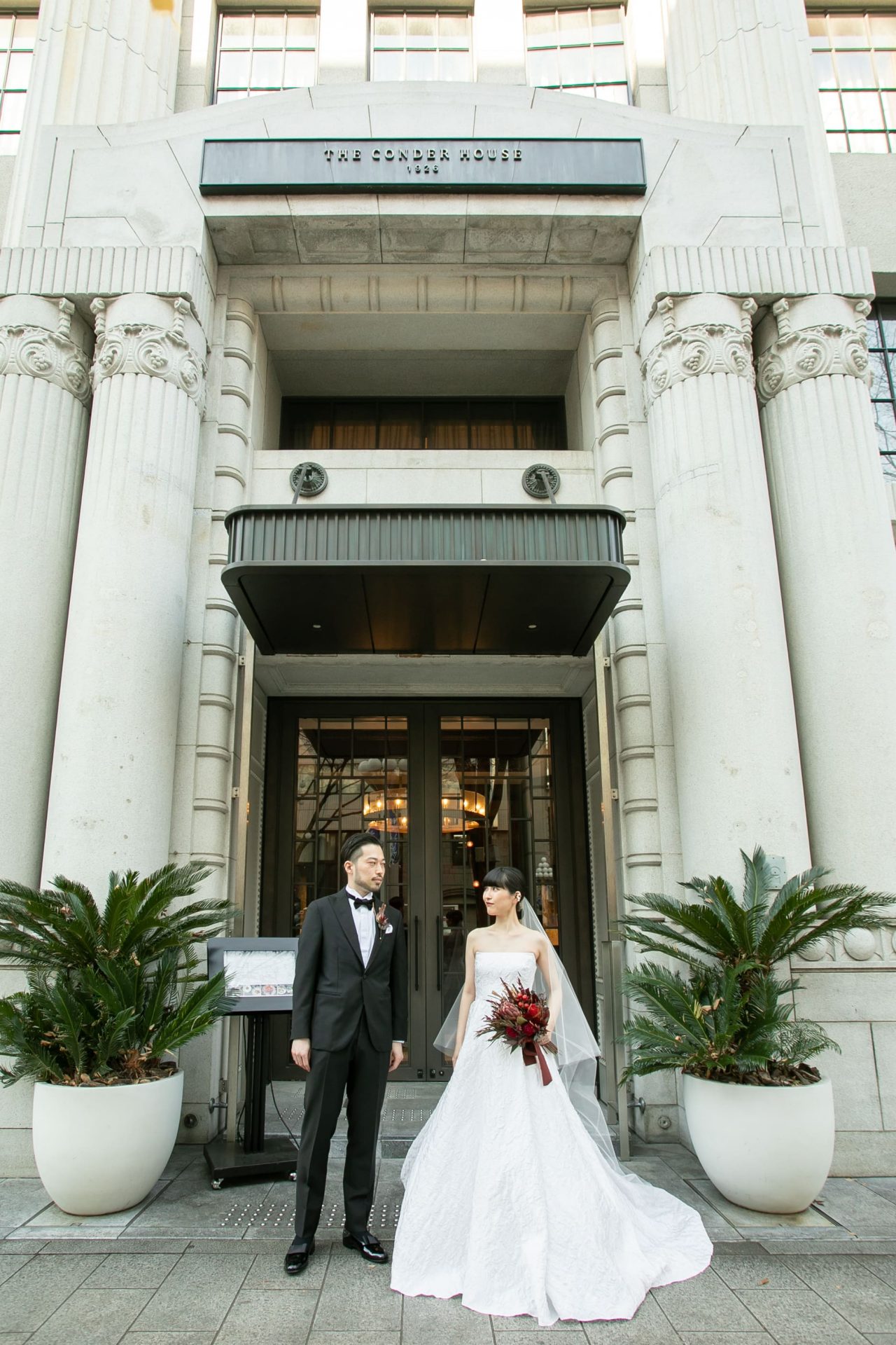 ザトリートドレッシングにて人気のレラローズの2WAYのウェディングドレスの洗練されたコーディネート