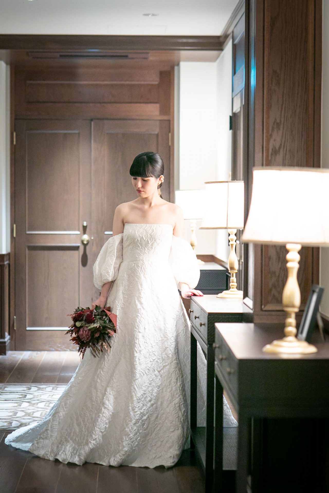 ザトリートドレッシングにて人気のレラローズの2WAYのウェディングドレスの洗練されたコーディネート