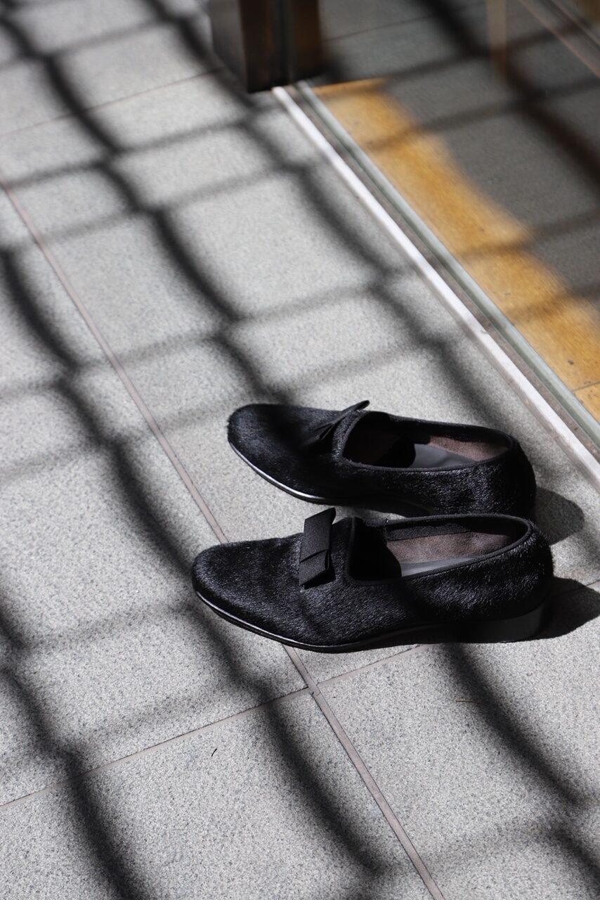 カンパニア州ナポリにて、腕利きの靴職人だったルイジ・フェランテが靴工房を開いたのは1875年。イタリア、ナポリに起源を持つFRATELLI FERRANTE(フラテッリ・ フェランテ)。 極めて美しいラストや繊細なスタイルに定評があります。またポニーの毛皮を使用することで重厚な風合いと優雅さとエレガンスを醸し出しております。薄めのアウトソールと張り出しの少ないコバも特徴です。