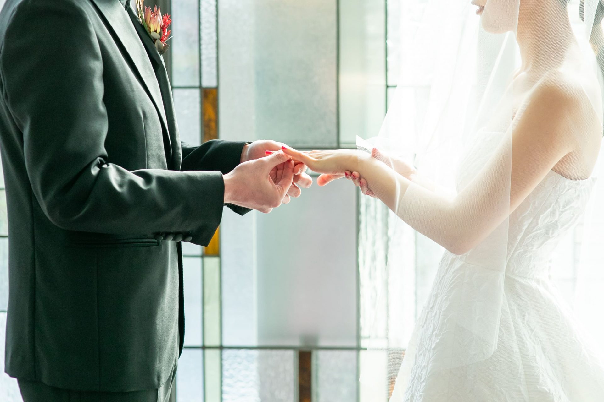 ザトリートドレッシングにて人気のレラローズの2WAYのウェディングドレスの洗練されたコーディネート