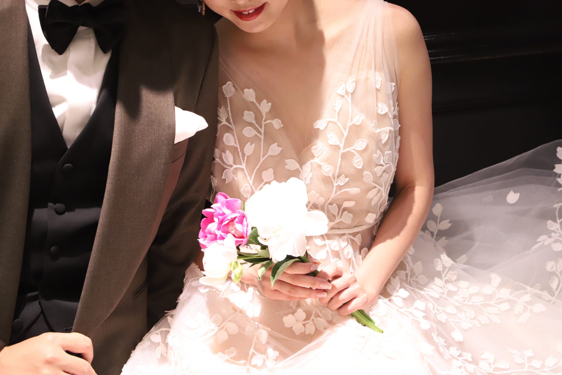 ナチュラルテイストにぴったりの男性の結婚式のブラウンのタキシード