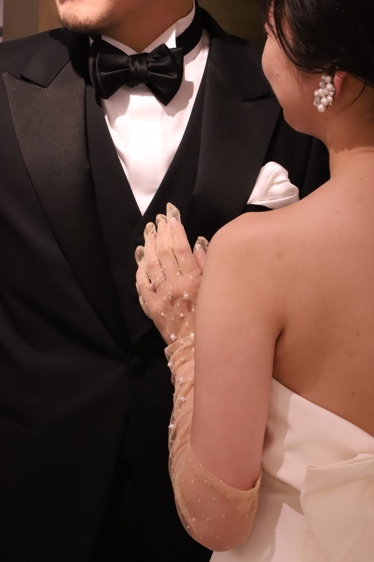 シックな雰囲気に見せる男性の結婚式のブラックのタキシード