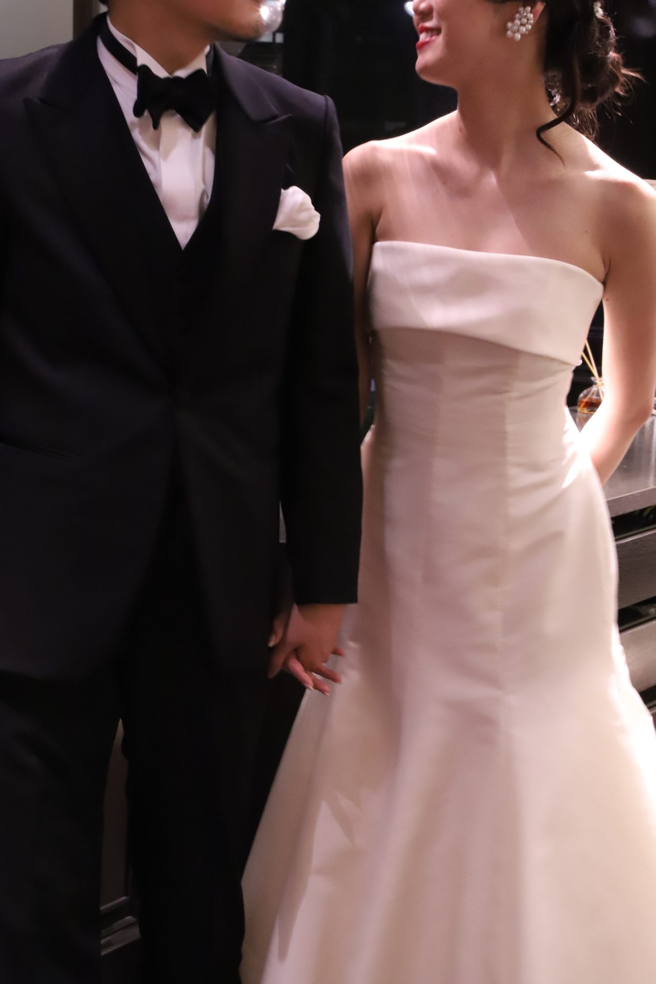 シックな雰囲気に見せる男性の結婚式のブラックのタキシード