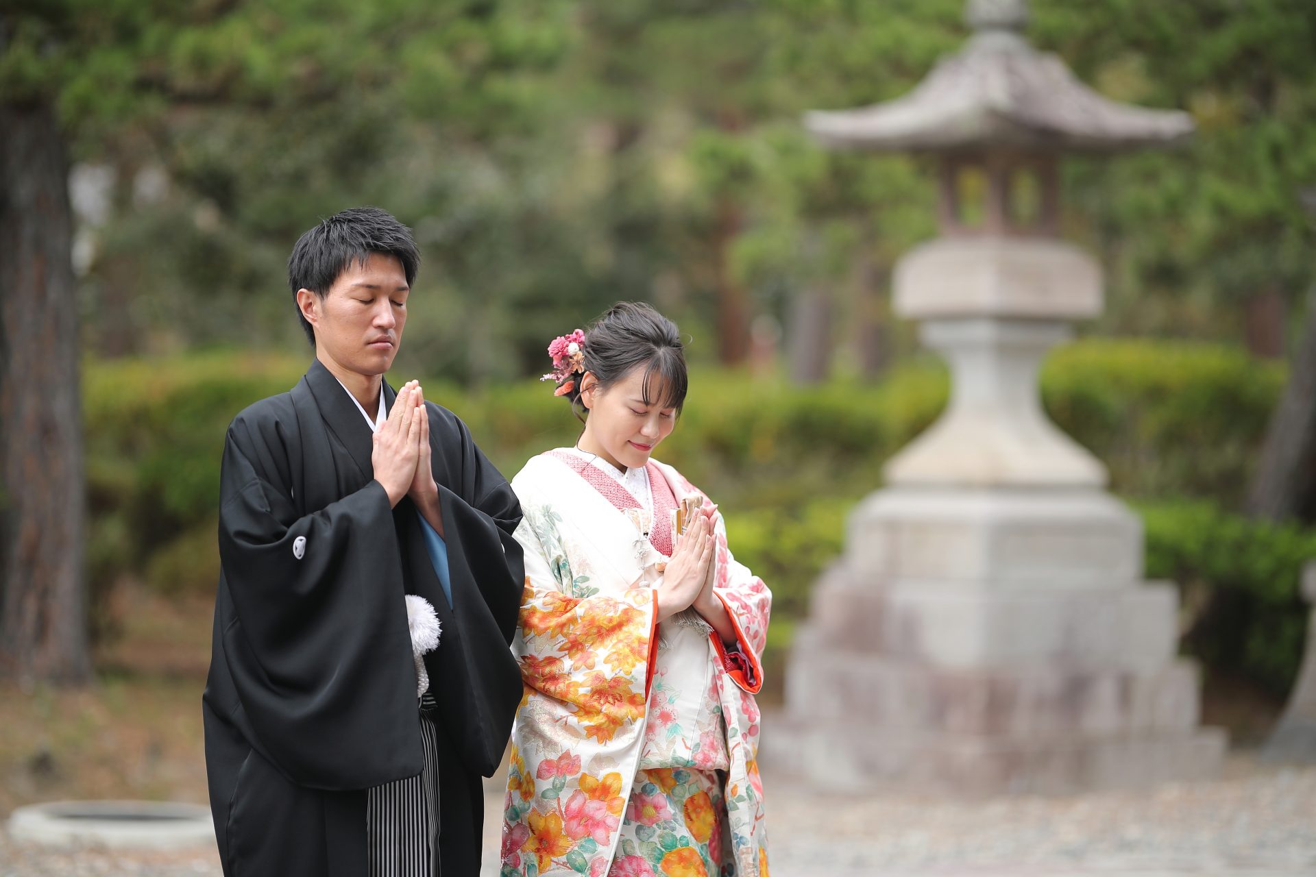 オレンジやピンク、グリーンのお花が美しい白地の色打掛