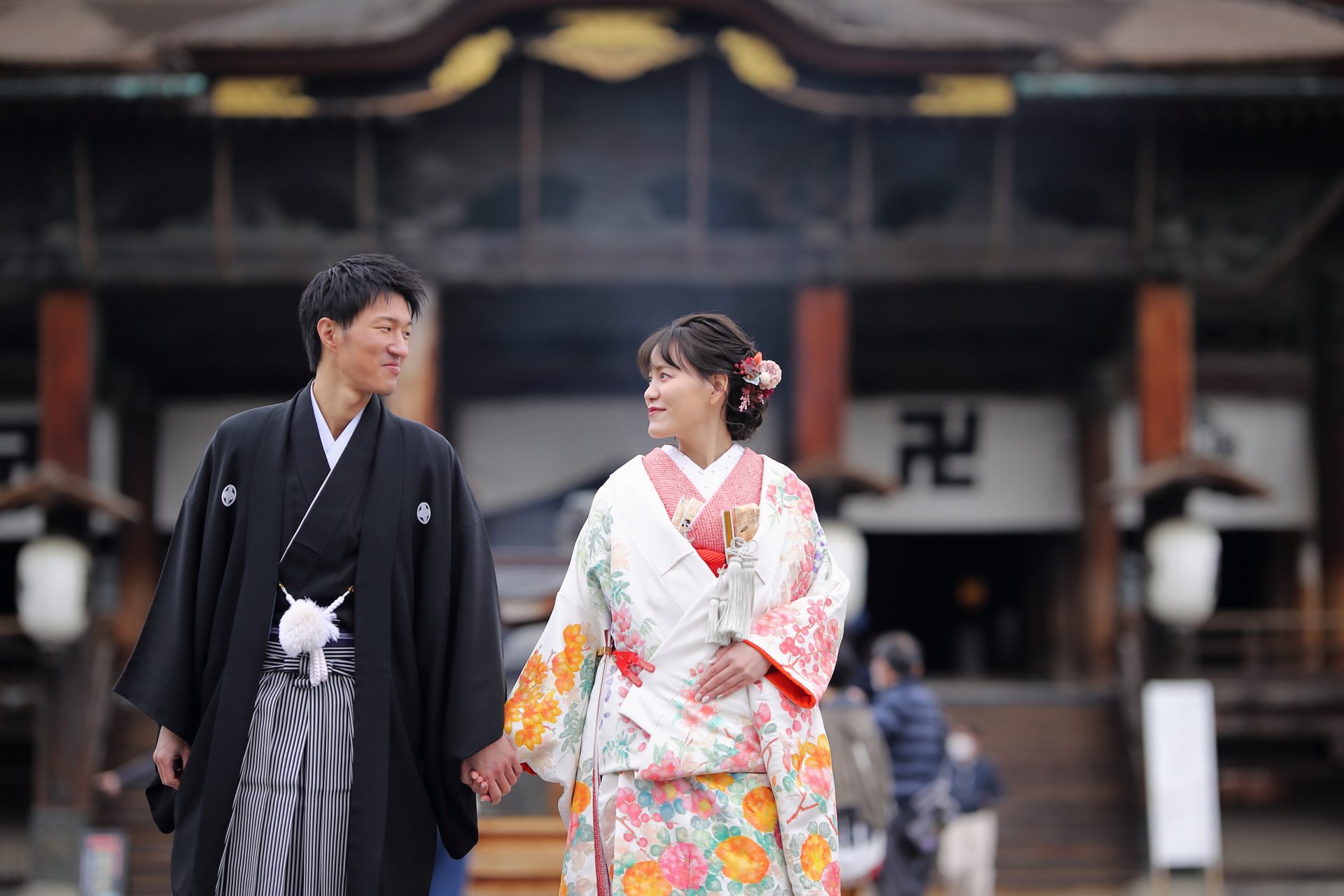 善光寺の趣ある雰囲気とマッチする和モダンな色打掛