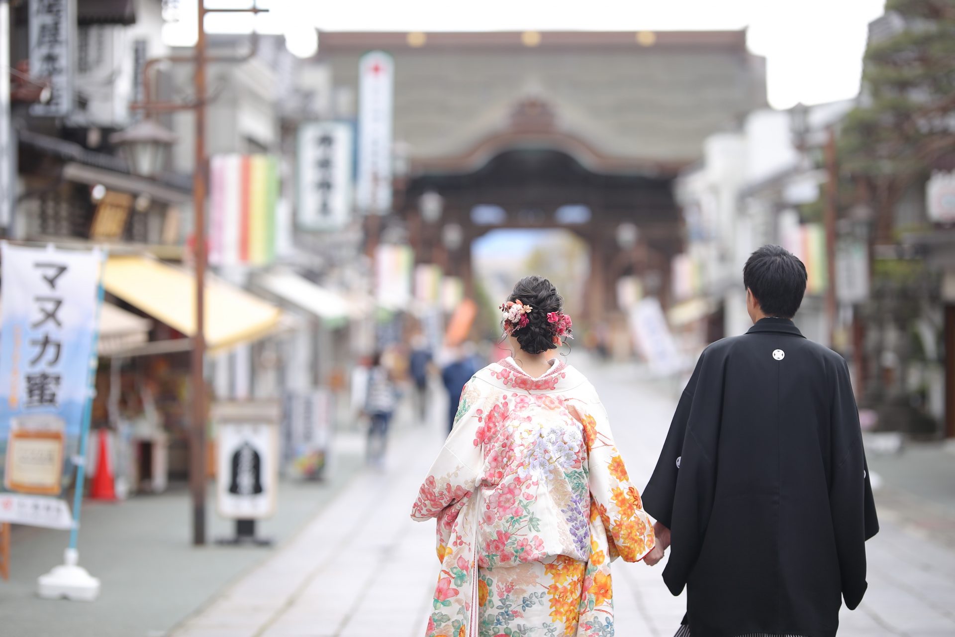 生花のヘッドパーツで後ろ姿もより華やかな印象に