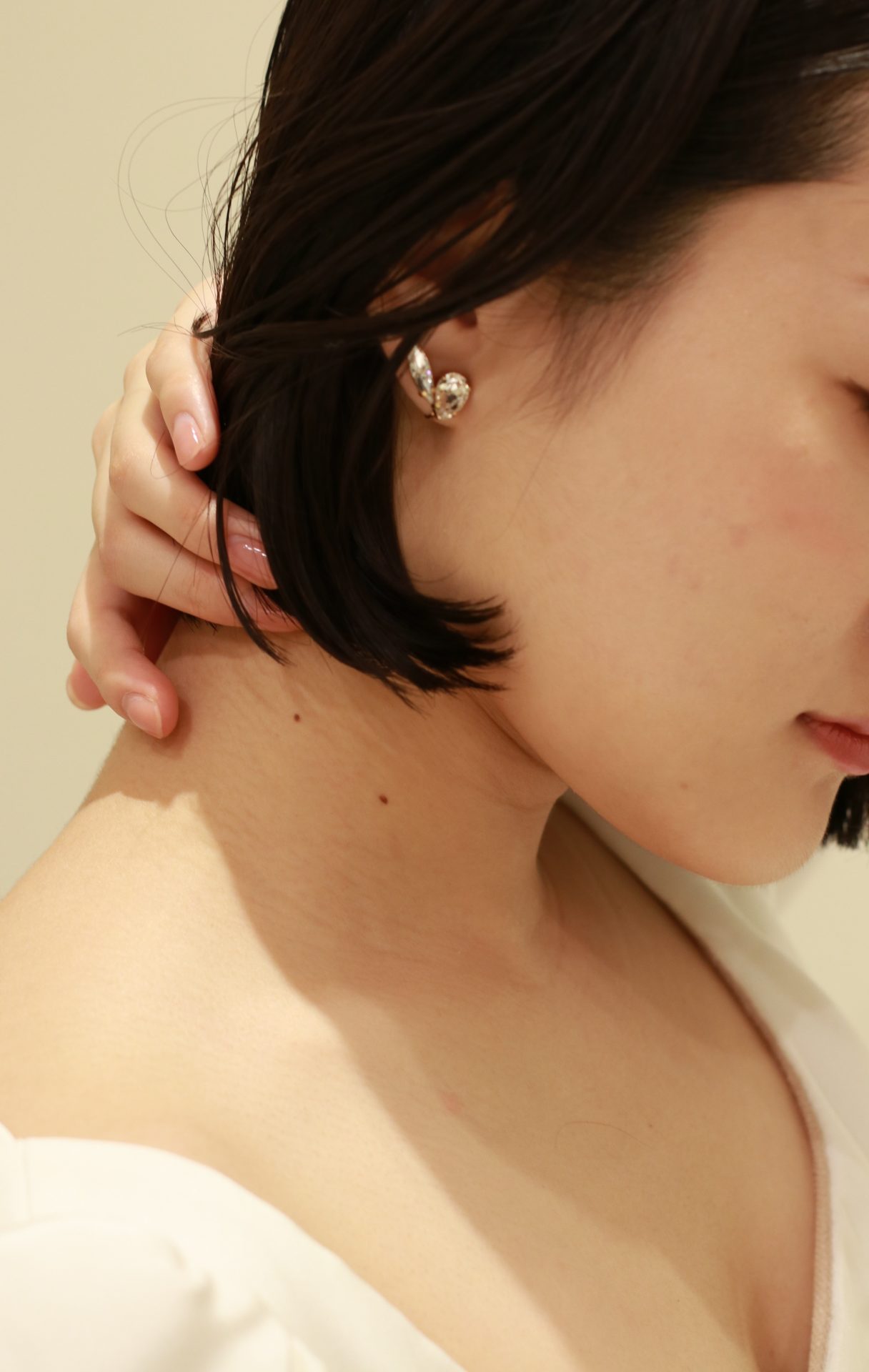 スワロフスキーで作られたシンプルな一粒のビジューイヤリングは、クラシカルで落ち着いた挙式をイメージされている花嫁様にぴったりです