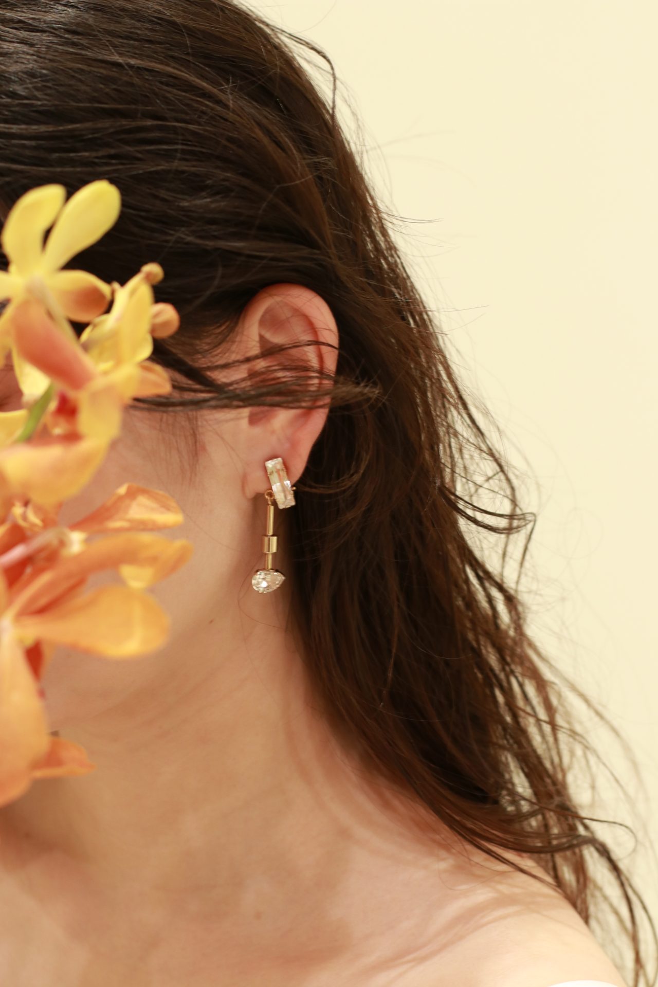 夏の爽やかなお式を挙げられる花嫁様におすすめしたいのは、白金色の真鍮で仕立てられたグラフィカルなデザインが美しい軽やかなイヤリングです