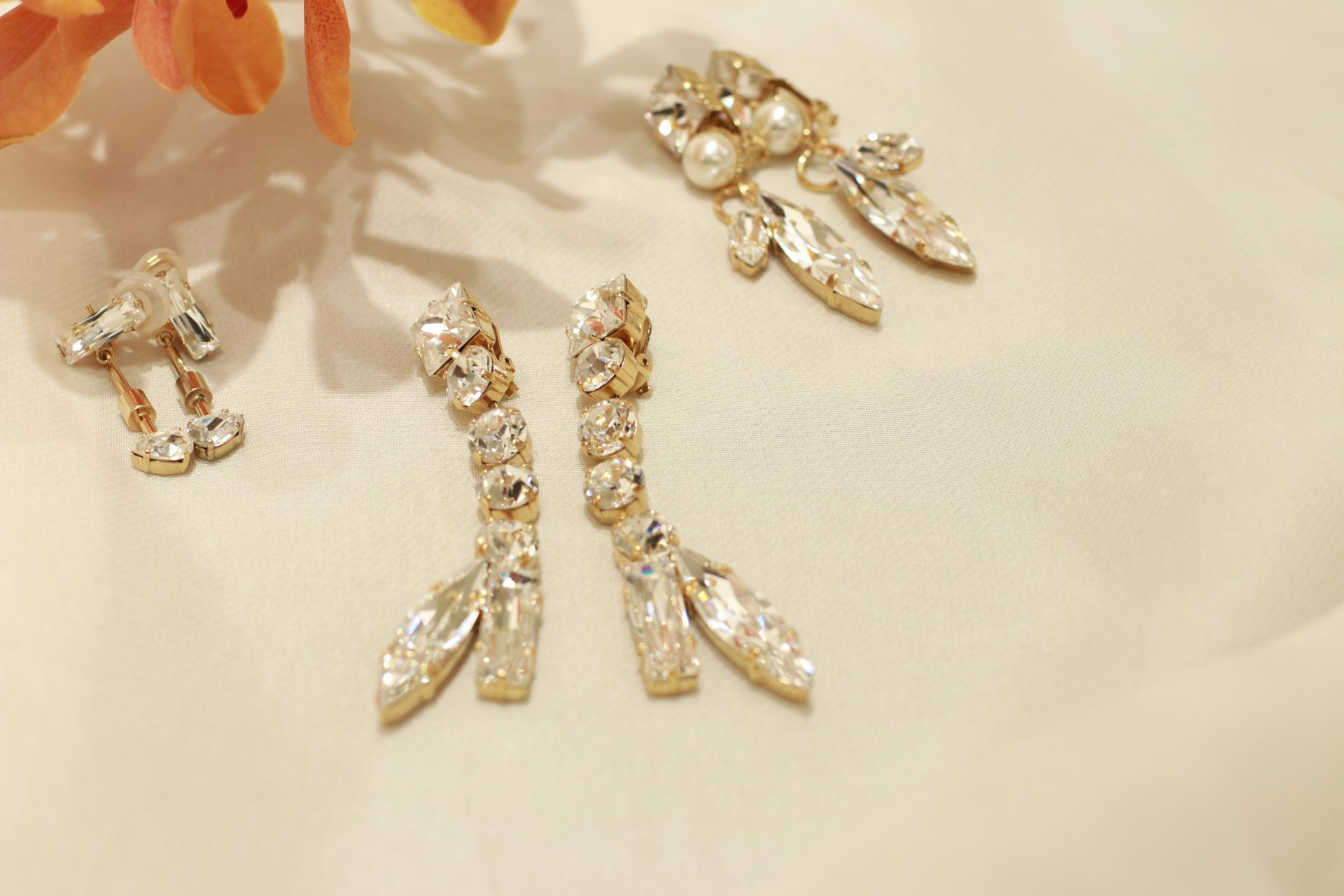 サブリナデホフの新作ゴールドイヤリングは、スワロフスキーが贅沢に使用された光り輝くデザインと縦長のシルエットで、他にはないお洒落なデザインです