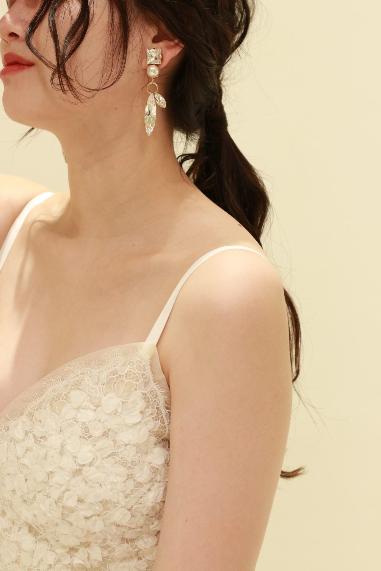 大振りのパールや真鍮、スワロフスキーが施された華やかなイヤリングは、ゆるっとしたローポニーと合わせることで、肩肘張らない自然体な美しいブライズスタイルに仕上がります