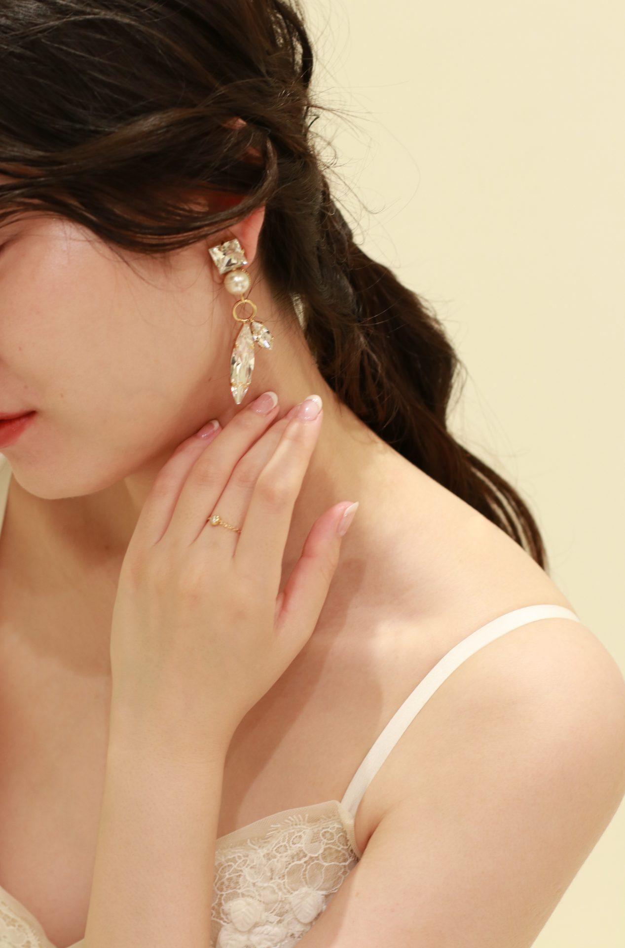 ライティングが綺麗な赤坂プリンスクラシックハウスや、広い披露宴会場が特徴的なパレスホテルお東京におすすめしたいアクセサリーは、遠くからでも華やかに輝くサブリナデホフのイヤリングです