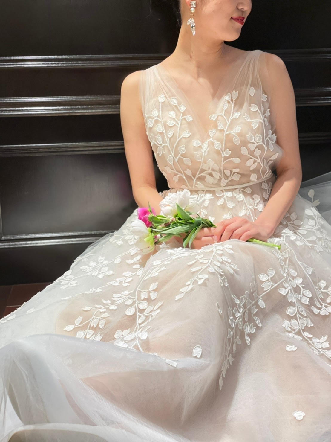 トリート神戸店に入荷したオスカーデラレンタのリーフモチーフの刺繍が印象的なチュールのAラインの新作ウェディングドレス