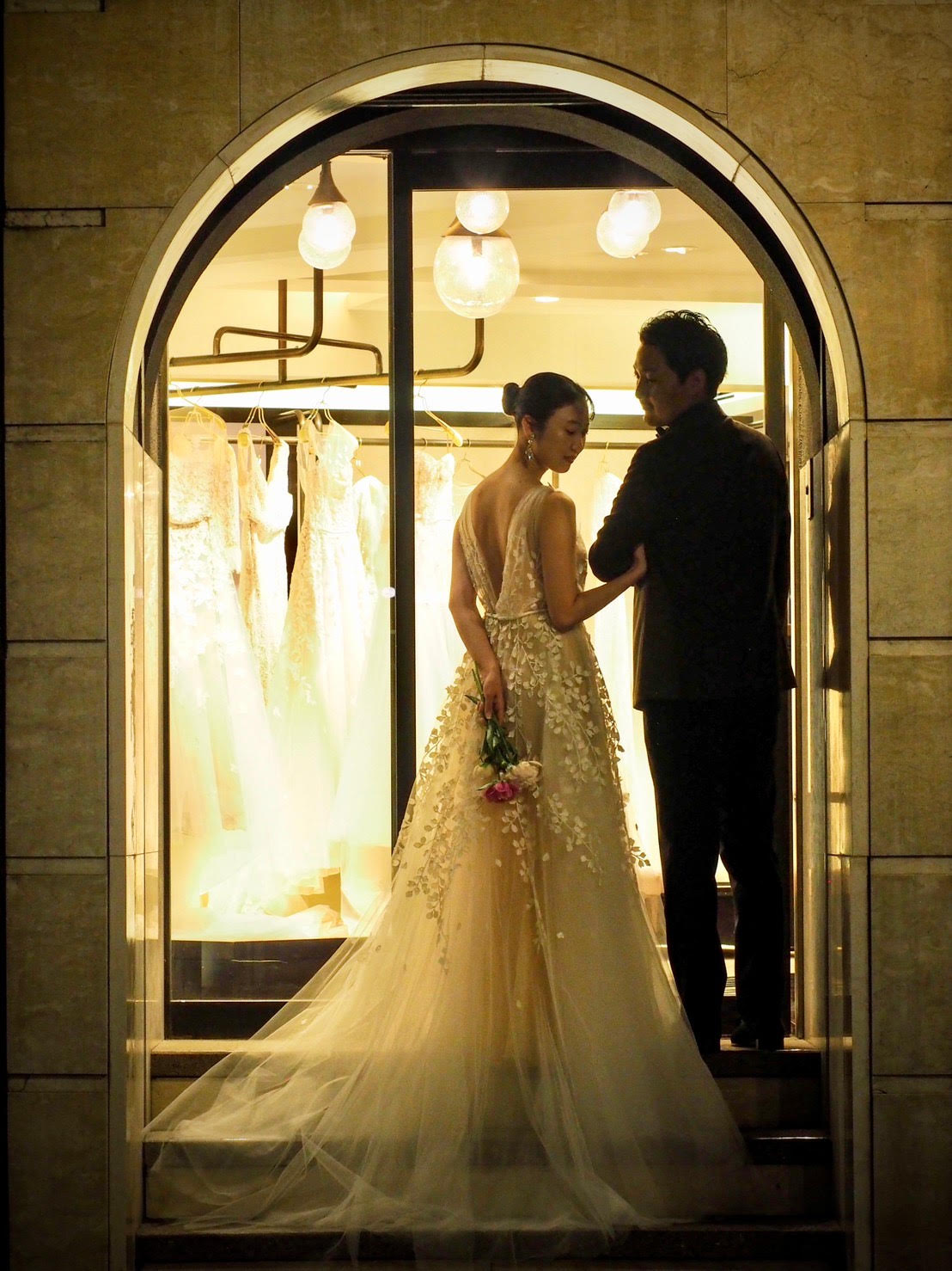 トリート神戸店に入荷したオスカーデラレンタのリーフモチーフの刺繍が印象的なチュールのAラインの新作ウェディングドレス