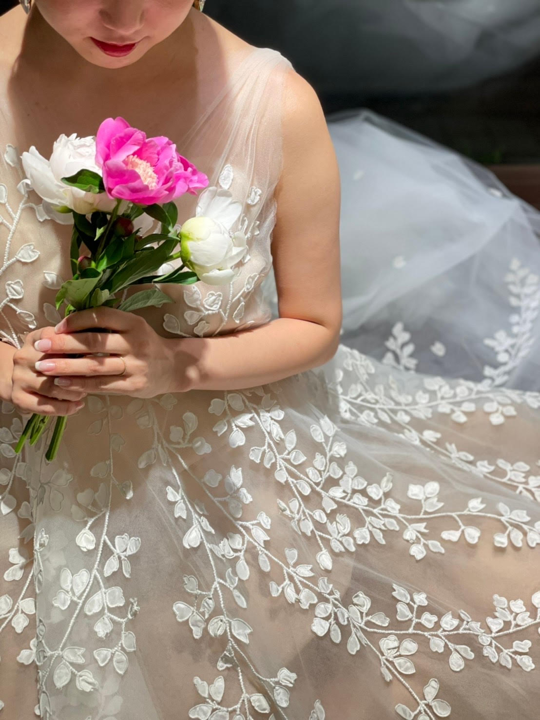 トリート神戸店に入荷したオスカーデラレンタのリーフモチーフの刺繍が印象的なチュールのAラインの新作ウェディングドレス