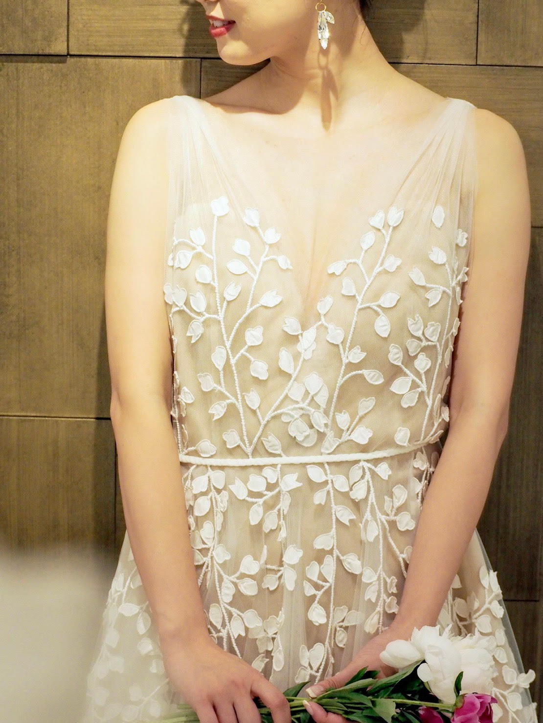 トリート神戸店に入荷したオスカーデラレンタのリーフモチーフの刺繍が印象的なチュールのAラインの新作ウェディングドレス