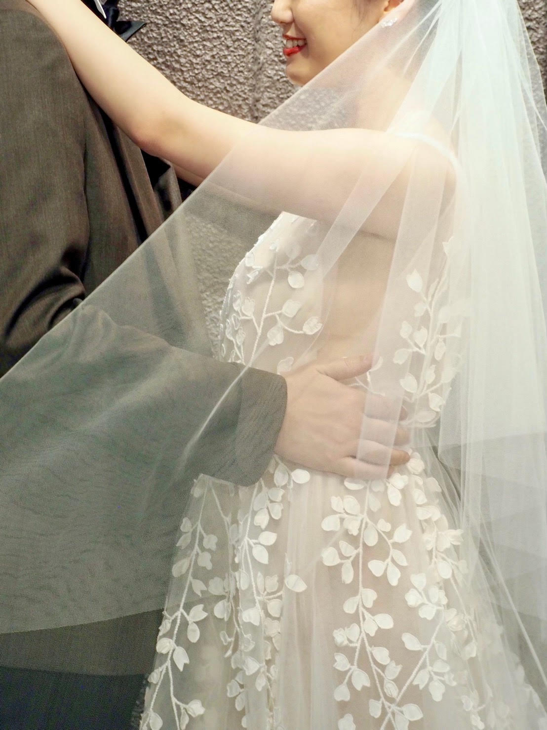 トリート神戸店に入荷したオスカーデラレンタのリーフモチーフの刺繍が印象的なチュールのAラインの新作ウェディングドレス