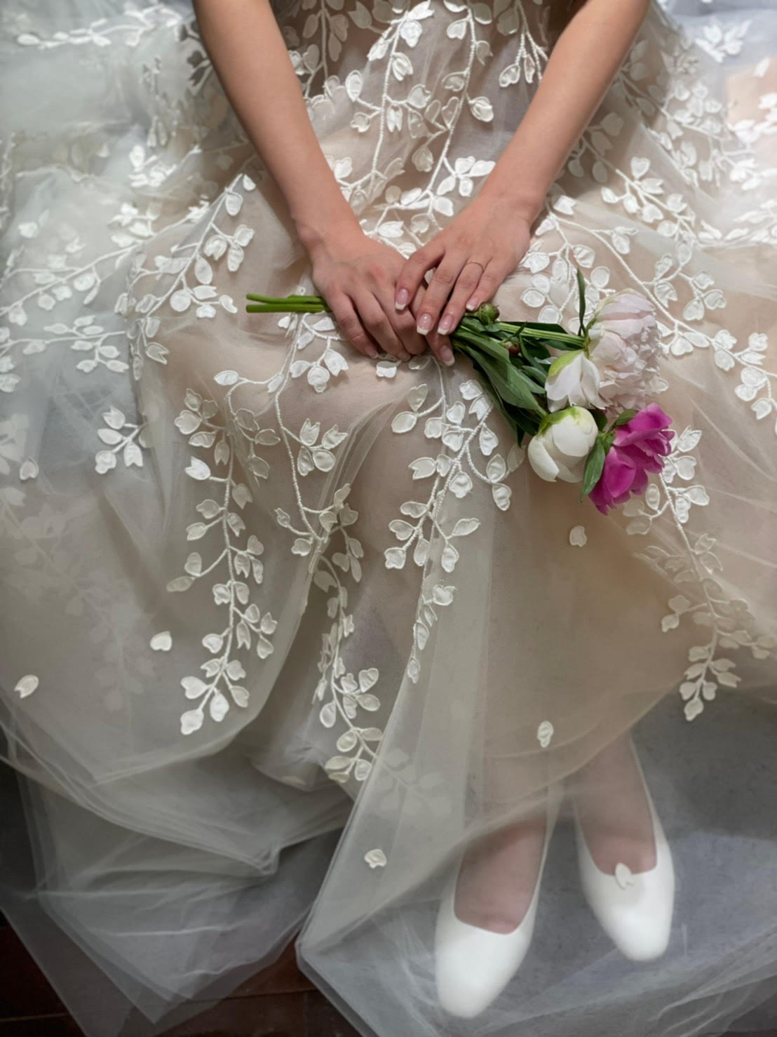 トリート神戸店に入荷したオスカーデラレンタのリーフモチーフの刺繍が印象的なチュールのAラインの新作ウェディングドレス