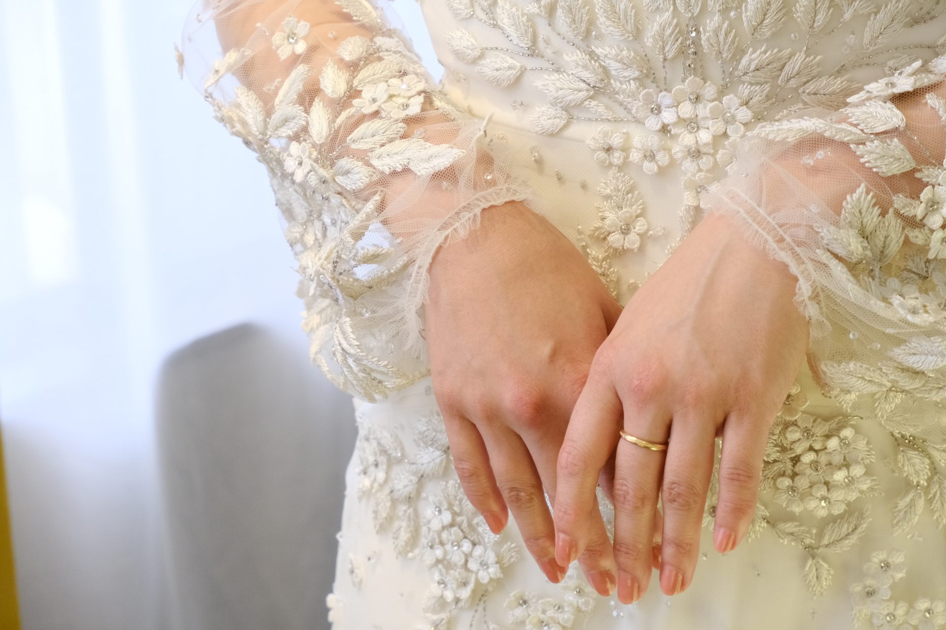 お洒落な花嫁様に人気のドレスショップ、THETREATDRESSINGアディション店からご紹介させていただくのは、上品かつナチュラルなビーディング、パフスリーブの袖元が特徴の販売ウェディングドレスです