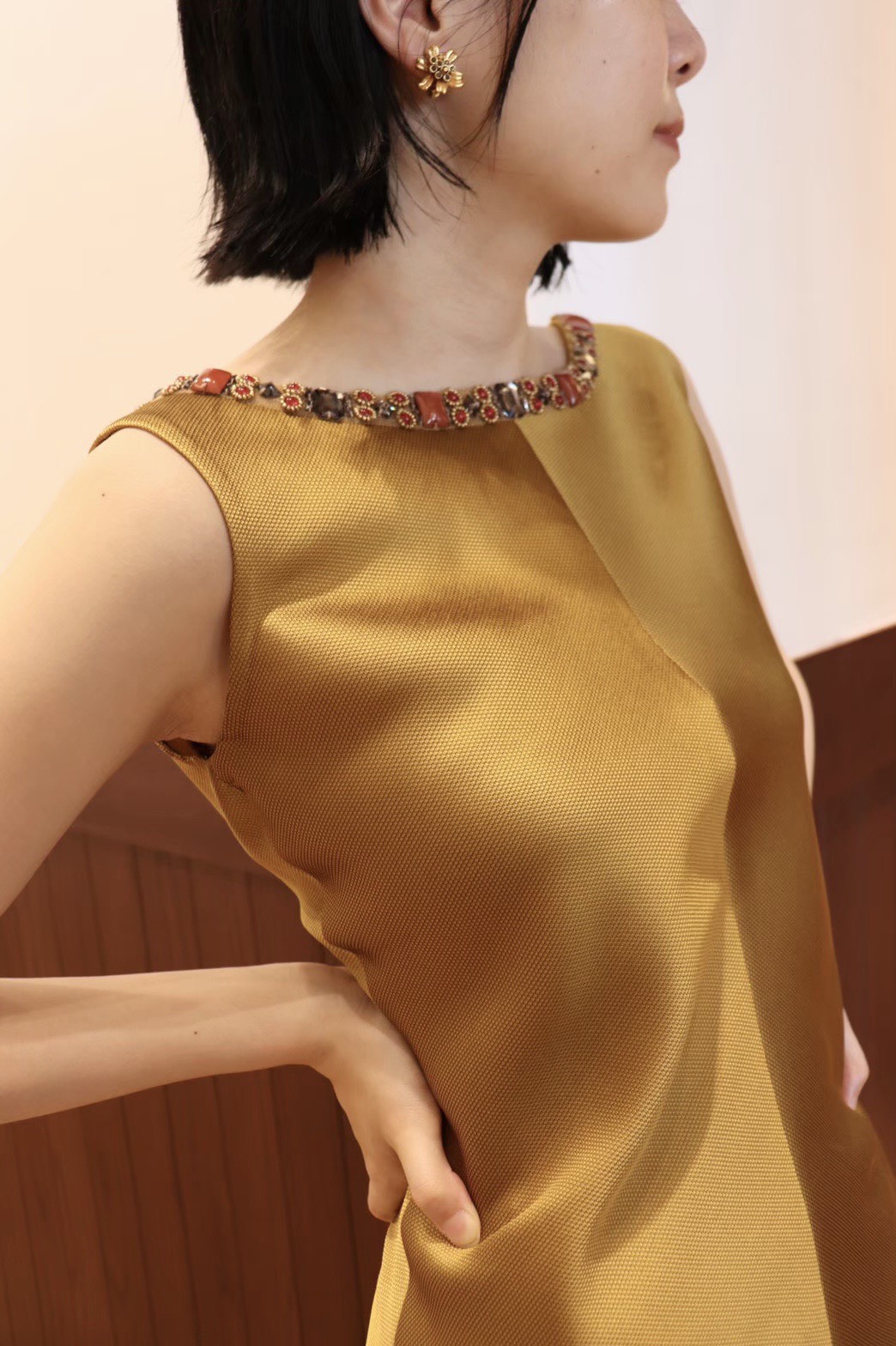 秋の結婚式やナイトパーティーにぴったりのゴールドーのサテン地が上品なカラードレス