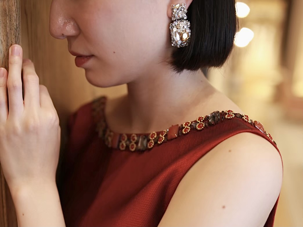 秋の結婚式のお色直しにぴったりのバーガンディーのカラードレス