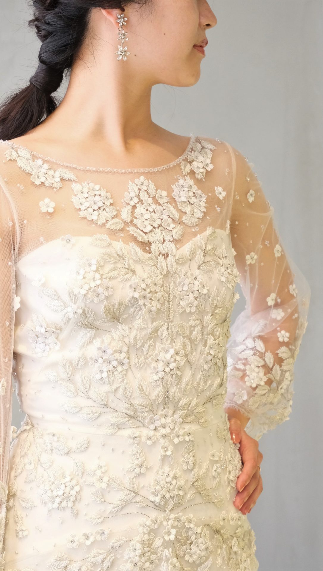 イギリスロンドン発のブランド、ジェニーパッカムの細かい刺繍が特徴のウェディングドレスの刺繍に合わせてお花のイヤリングを合わせました