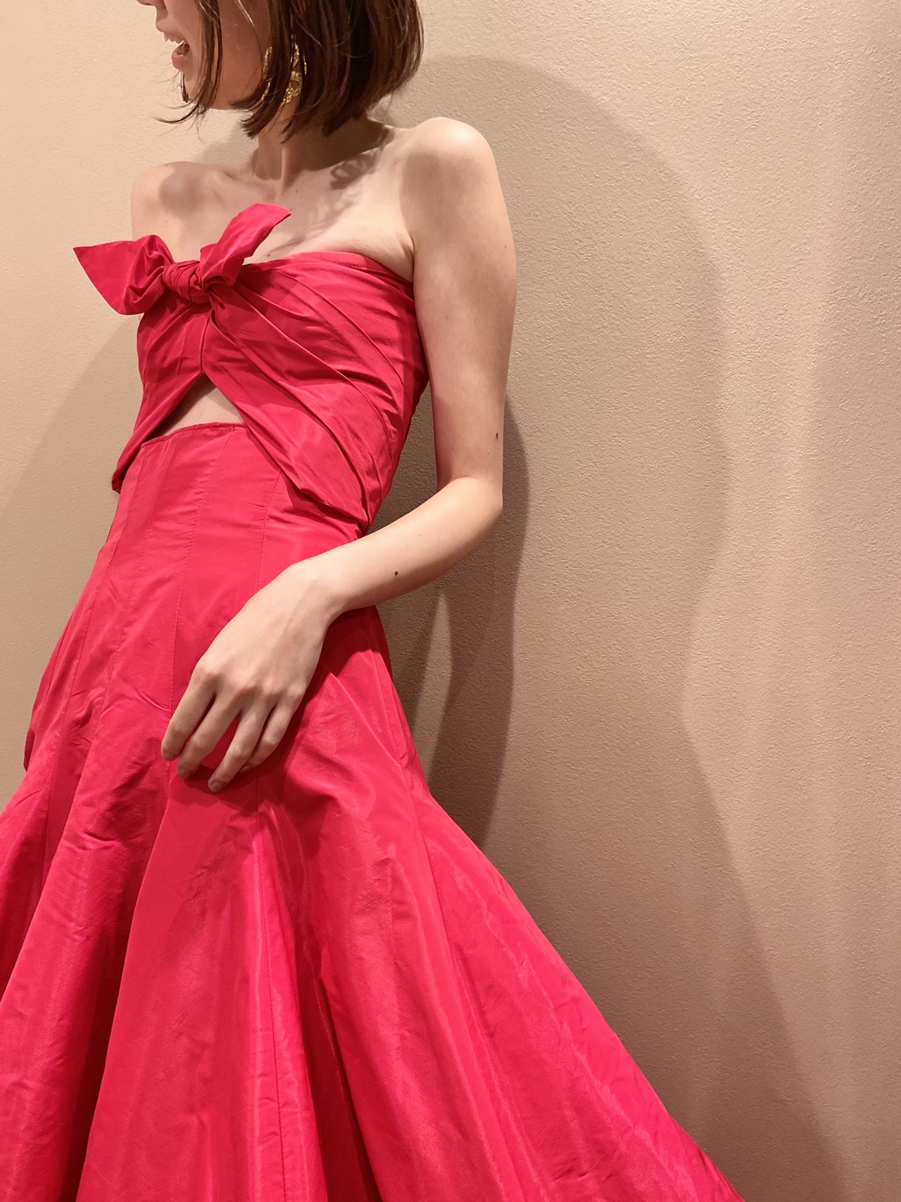 くびれるようなマーメイドシルエットは、ウエストラインを美しく演出