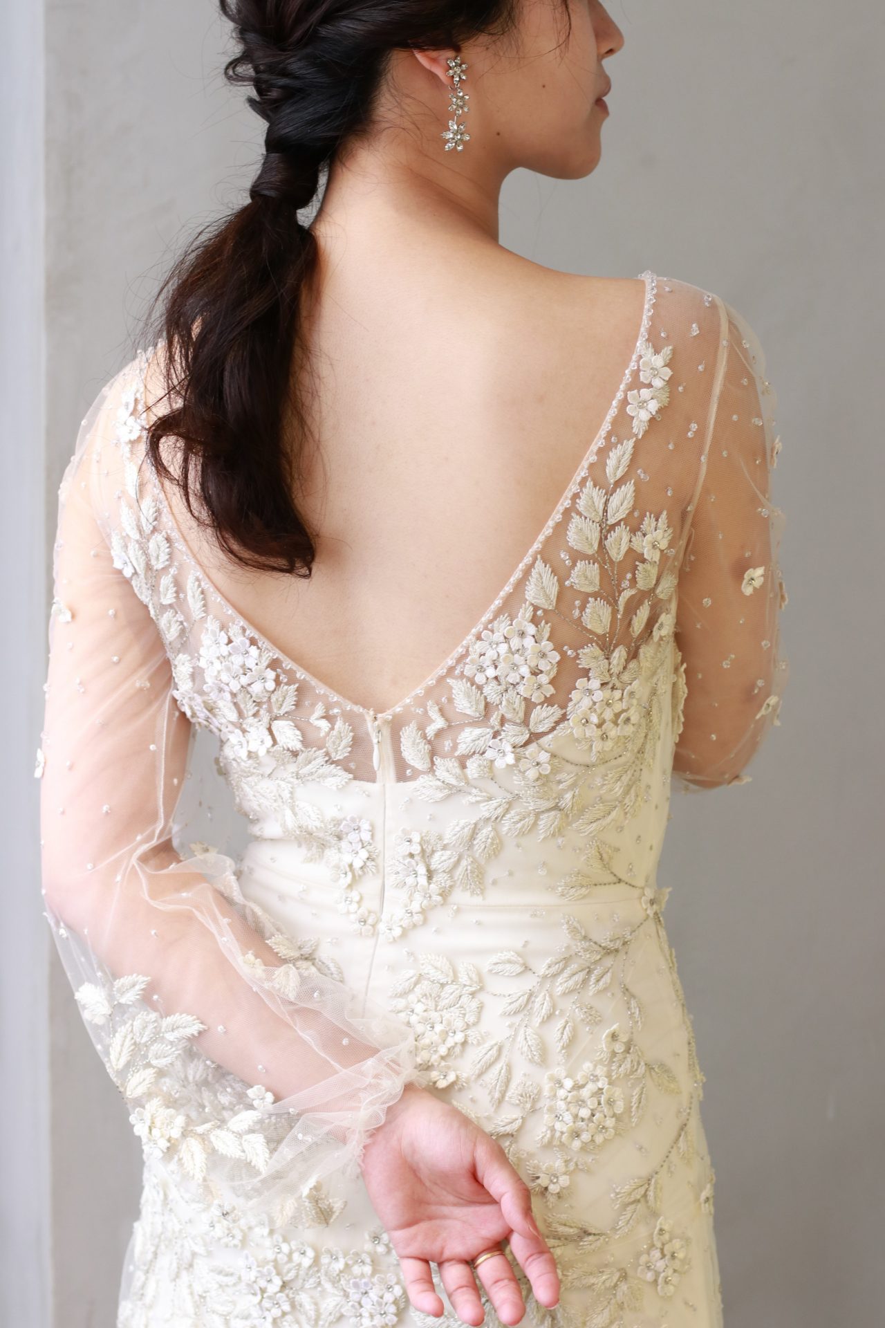 バックコンシャスなV字に開いたウェディングドレスにはエフォートレスなポニーテールがおすすめです