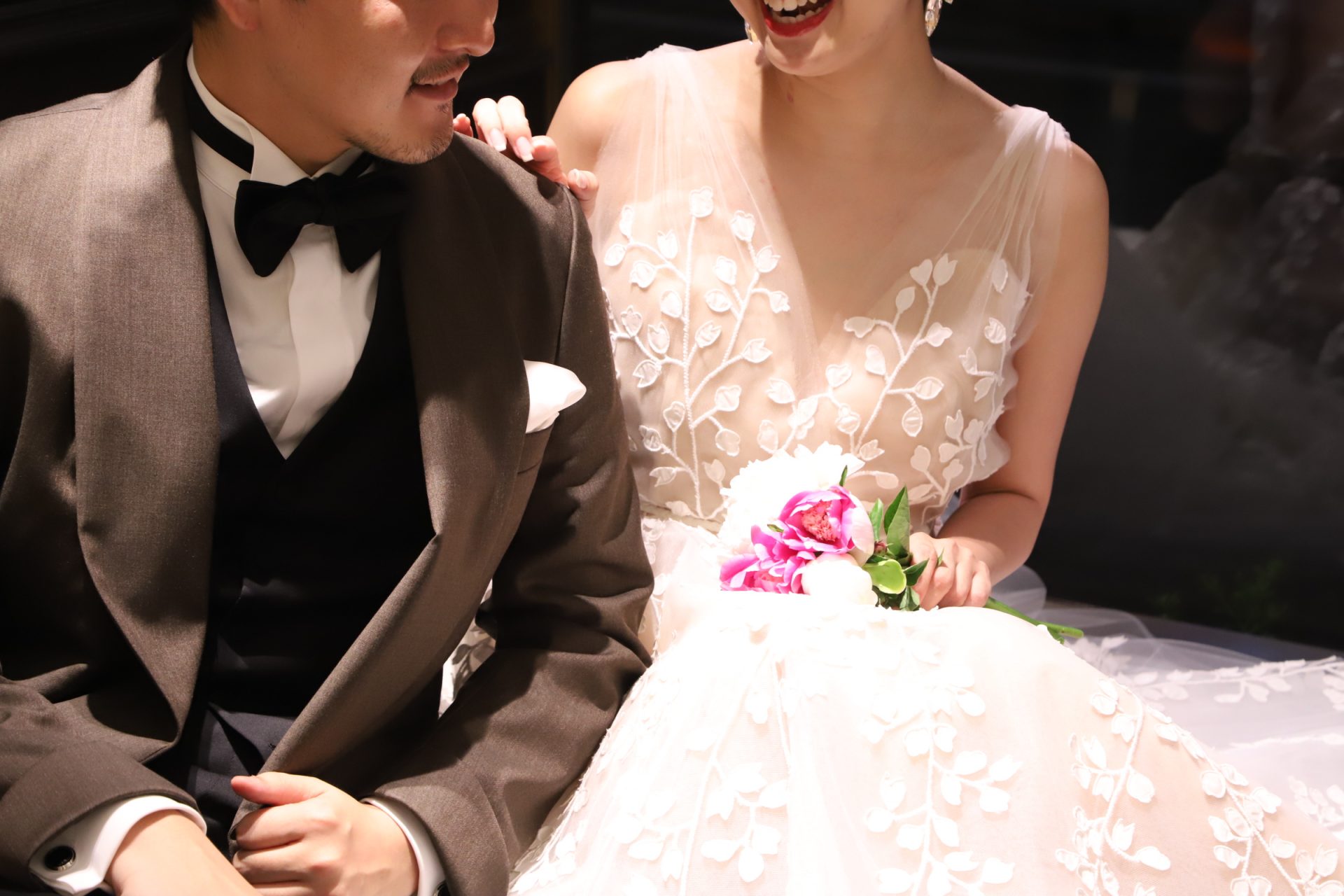 ナチュラルテイストにぴったりの男性の結婚式のブラウンのタキシード