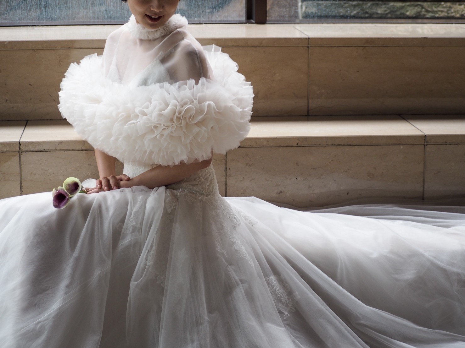 クラシカルさとデコルテの透け感が美しいTOMO KOIZUMI(トモ コイズミ)のケープとMonique Lhuillier(モニーク ルイリエ)のドレスのご紹介