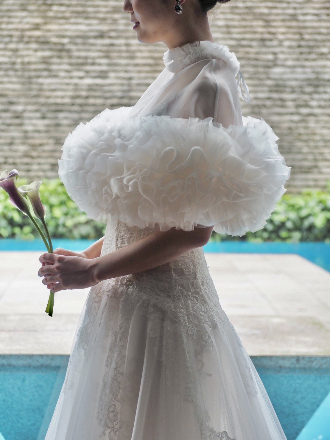 オリエンタルホテル神戸でのパーティーシーンにおすすめのTOMO KOIZUMI(トモ・コイズミ)のケープのご紹介