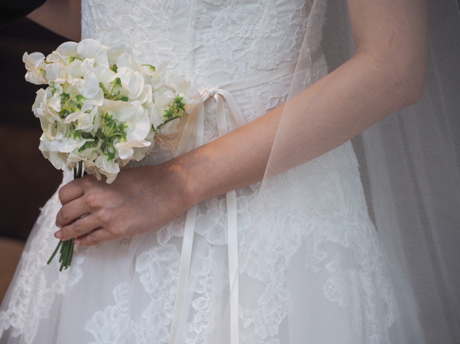 シャンテリーレースとチュールが美しいMonique Lhuillier(モニーク ルイリエ)のウエディングドレスのご紹介