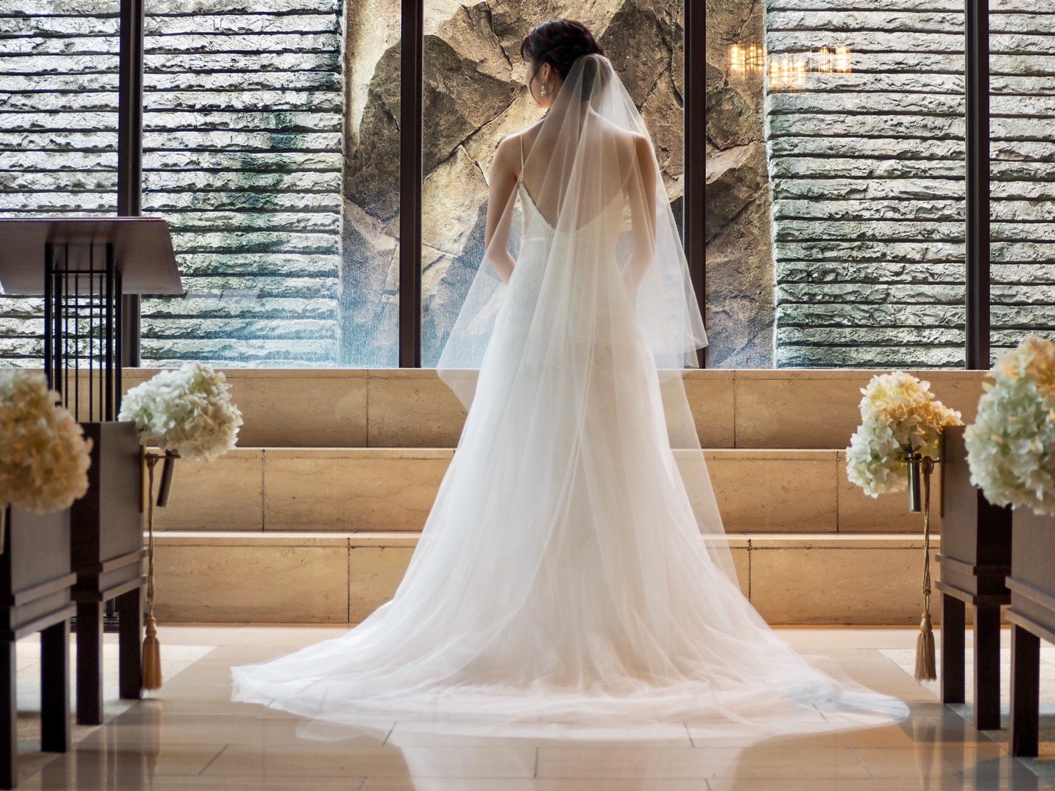 アットホームなオリエンタルホテル神戸のチャペルとTHE TREAT DRESSING神戸店にてお取り扱いしているおすすめのMONIQUE LUILIER(モニークルイリエ)のウェディングドレス