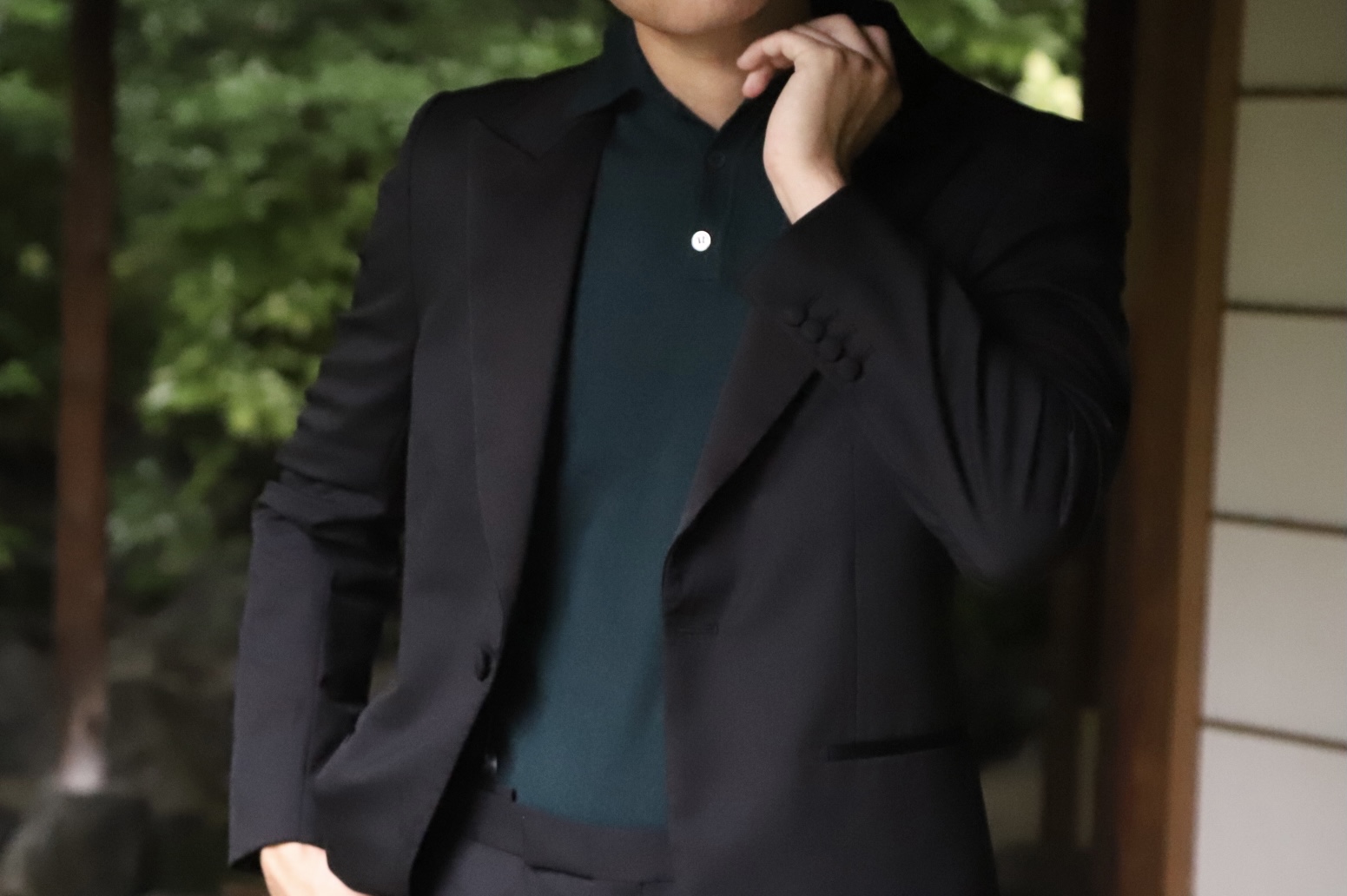 ザトリートドレッシング大阪店がご紹介するご新郎様におすすめのオーダータキシードとポロシャツを使用したカジュアルコーディネート