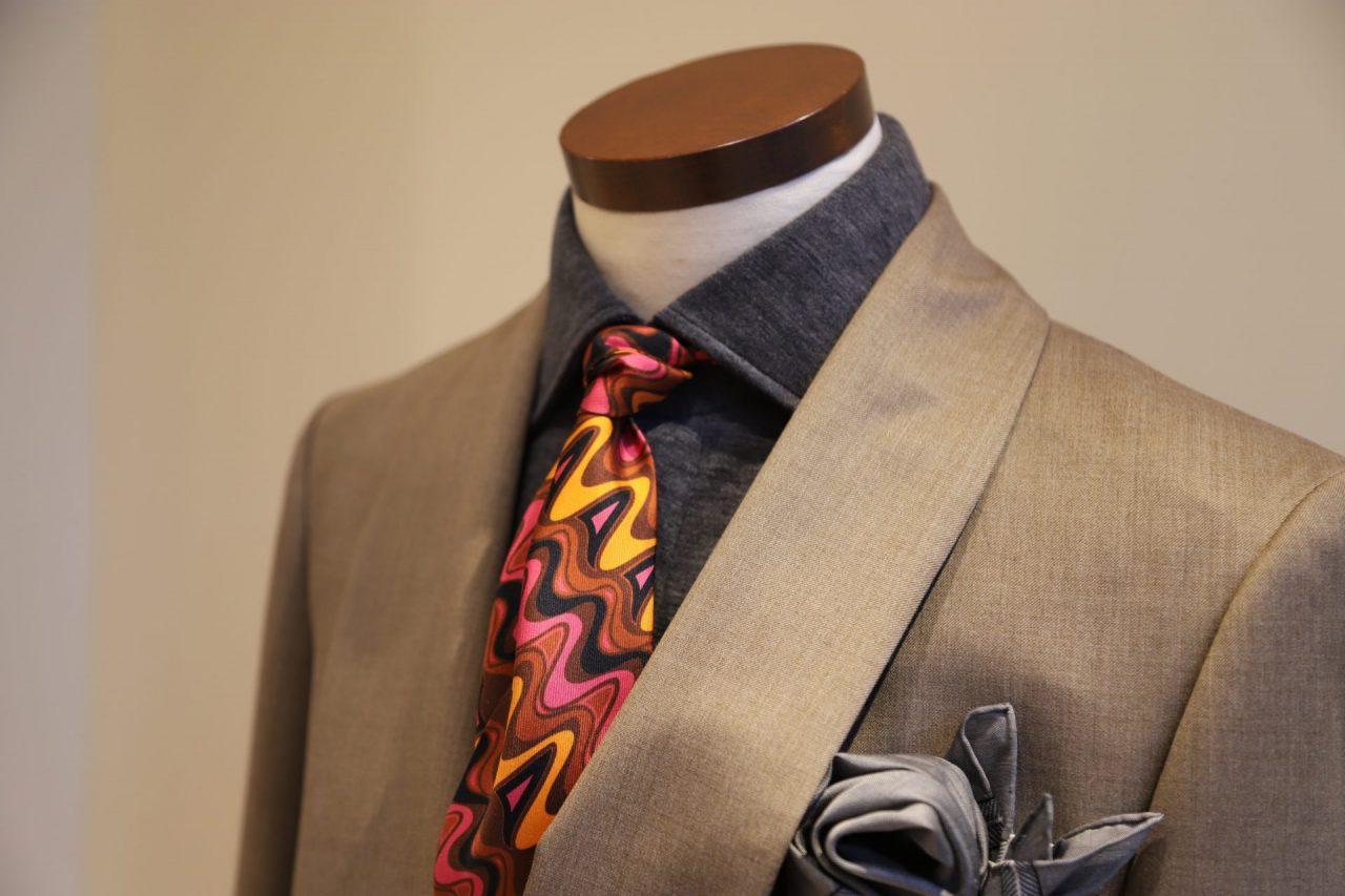 大胆に柄の強いスカーフを巻くことで、エレガントで、かつアバンギャルドな遊び心のある雰囲気を演出しております。Vゾーンの可能性を最大限に生かしたフレンチスタイルです。