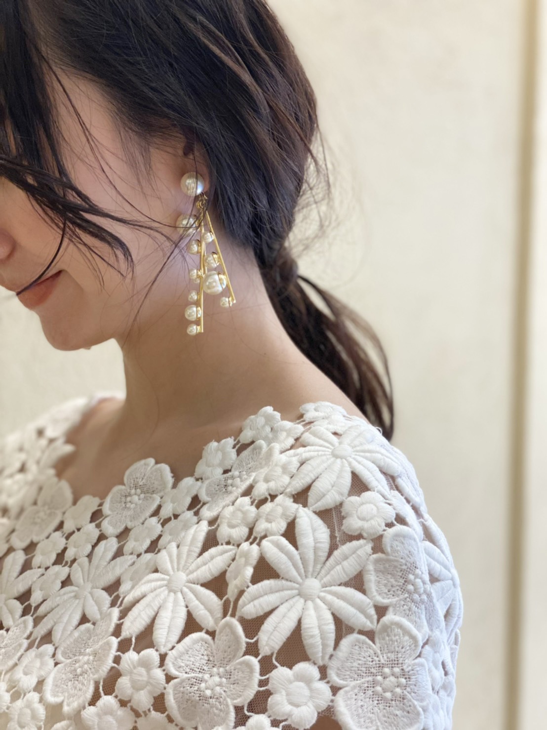 マーメイドドレスにおすすめのローポニーテールを合わせた披露宴スタイル