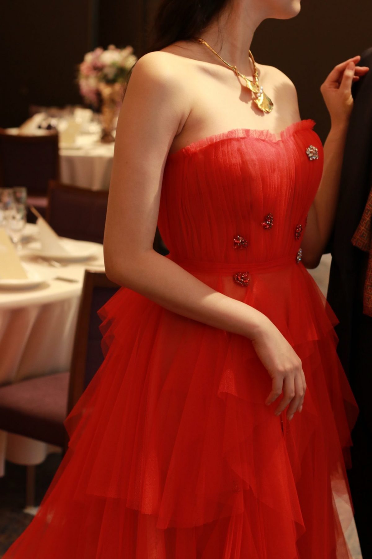 モダンで都会的な赤坂プリンスクラシックハウスの披露宴会場にはリームアクラの主役感あふれる真っ赤なカラードレスをザトリートドレッシングよりご提案します