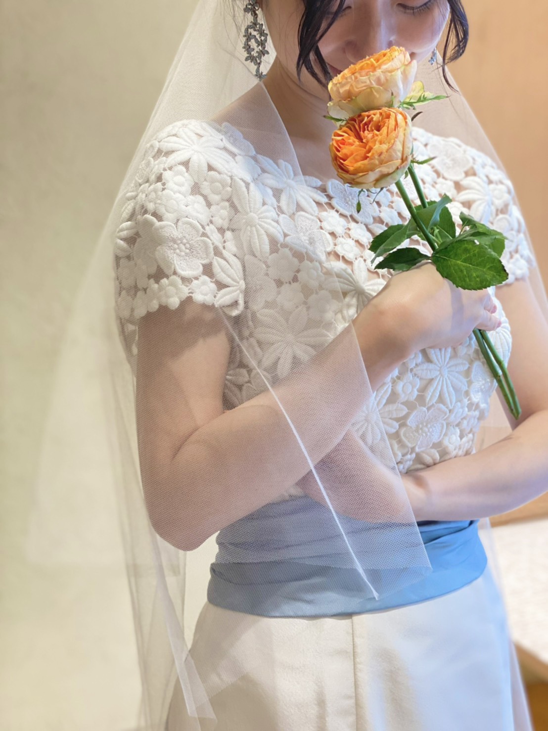 サムシングブルーのコーディネートにおすすめのブルーリボンがあしらわれたウエディングドレス