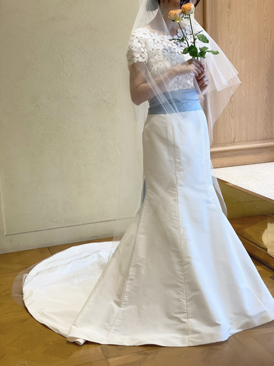 ザ・トリートドレッシングから誕生したブランドのトリートメゾンのブルーリボンがあしらわれたドレス