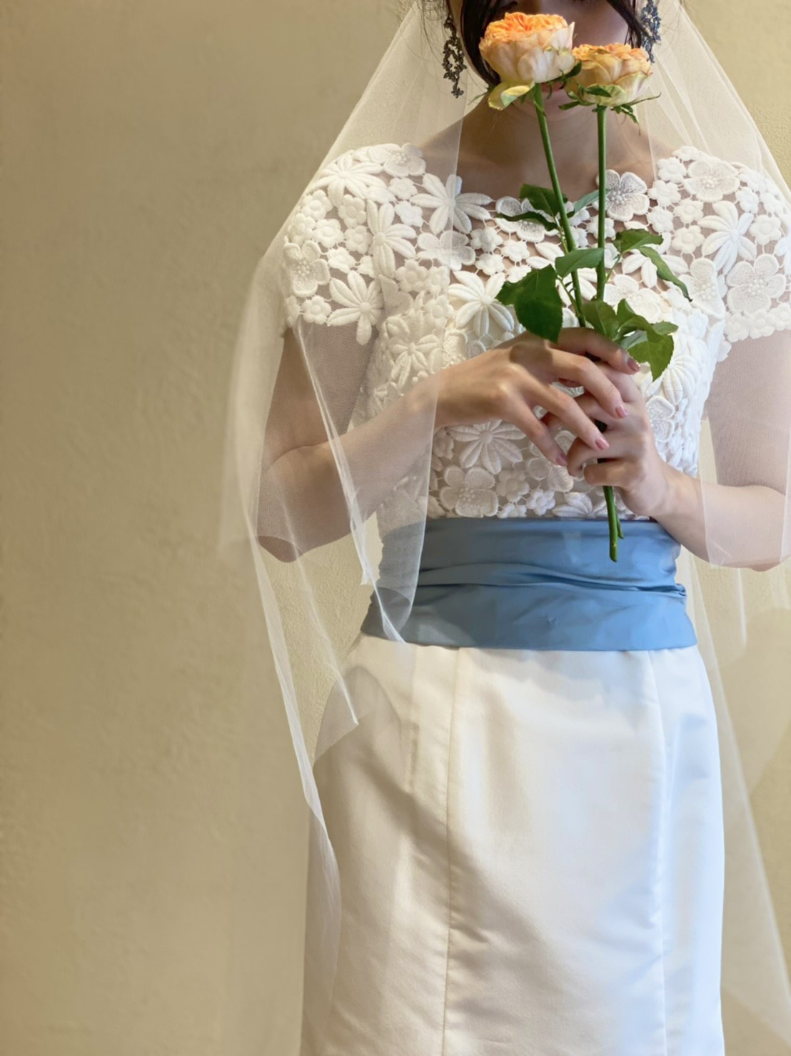 ザ・ガーデンオリエンタル大阪におすすめのギュピールレースとブルーリボンが付いたマーメイドドレス