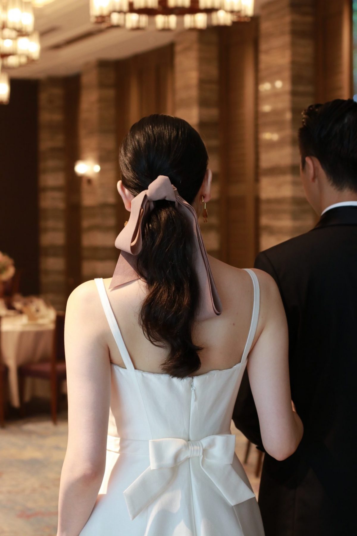 赤坂プリンスクラシックハウスの披露宴会場は旧館の雰囲気とは変わり、都会的でモダン、それに合わせてスタイリッシュな都会的なコーディネートをザトリートドレッシングよりご提案します