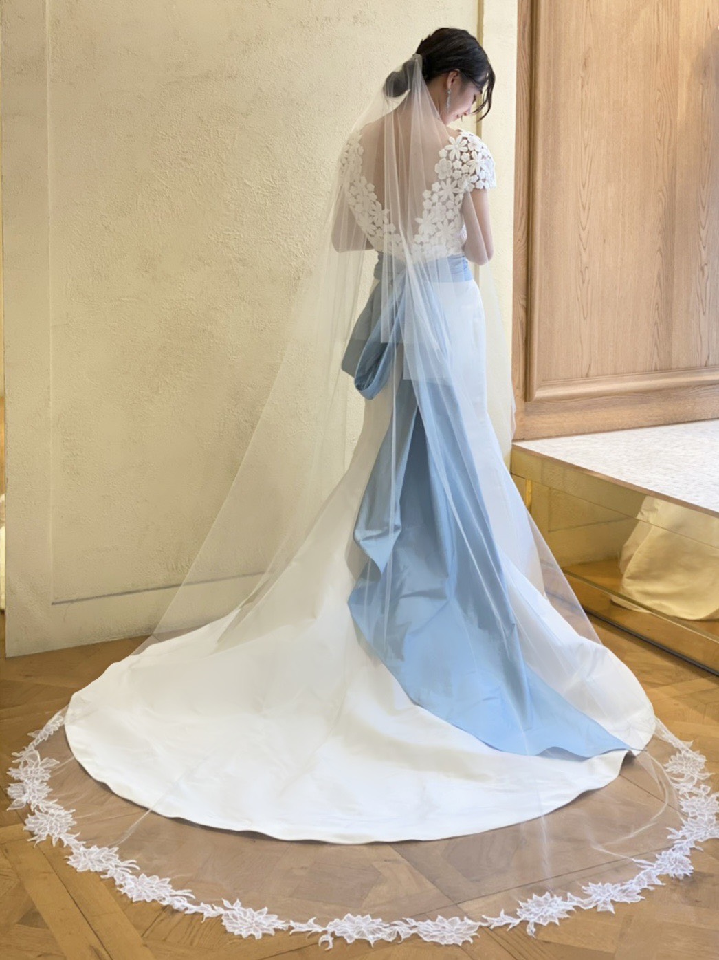 トリートオリジナルブランドのセカンドコレクションのブルーリボンが付いたマーメイドドレス