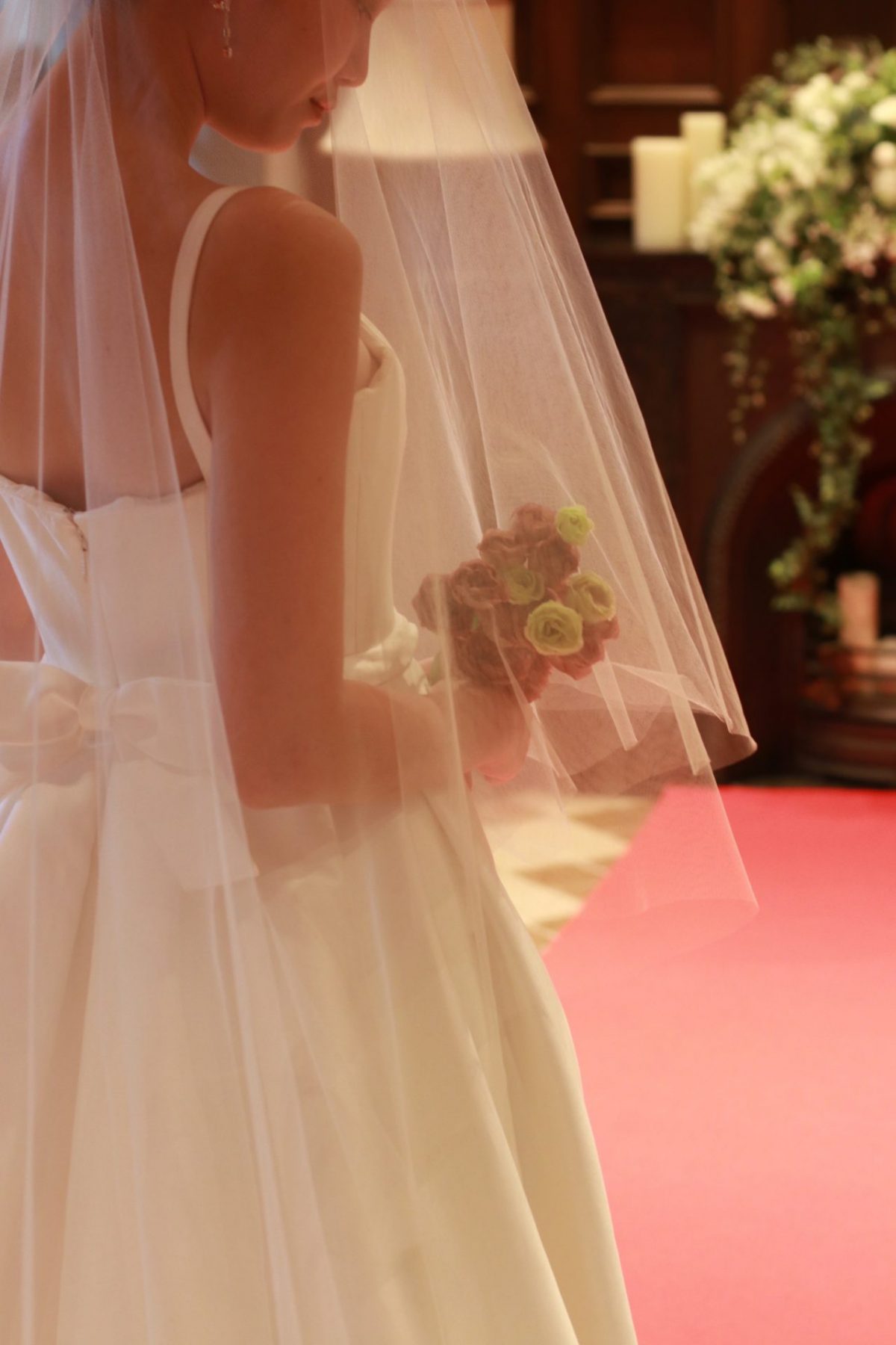 ザトリートドレッシングアディション店の提携会場赤坂プリンスクラシックハウスにはキャロリーナへレラのシンプルでエレガント、そしていつの時代も愛されるタイムレスなウェディングドレスがぴったりです